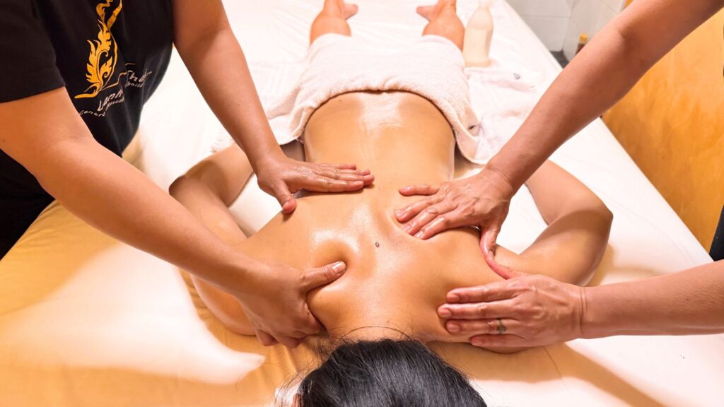 Il doppio beneficio del massaggio thailandese a quattro mani