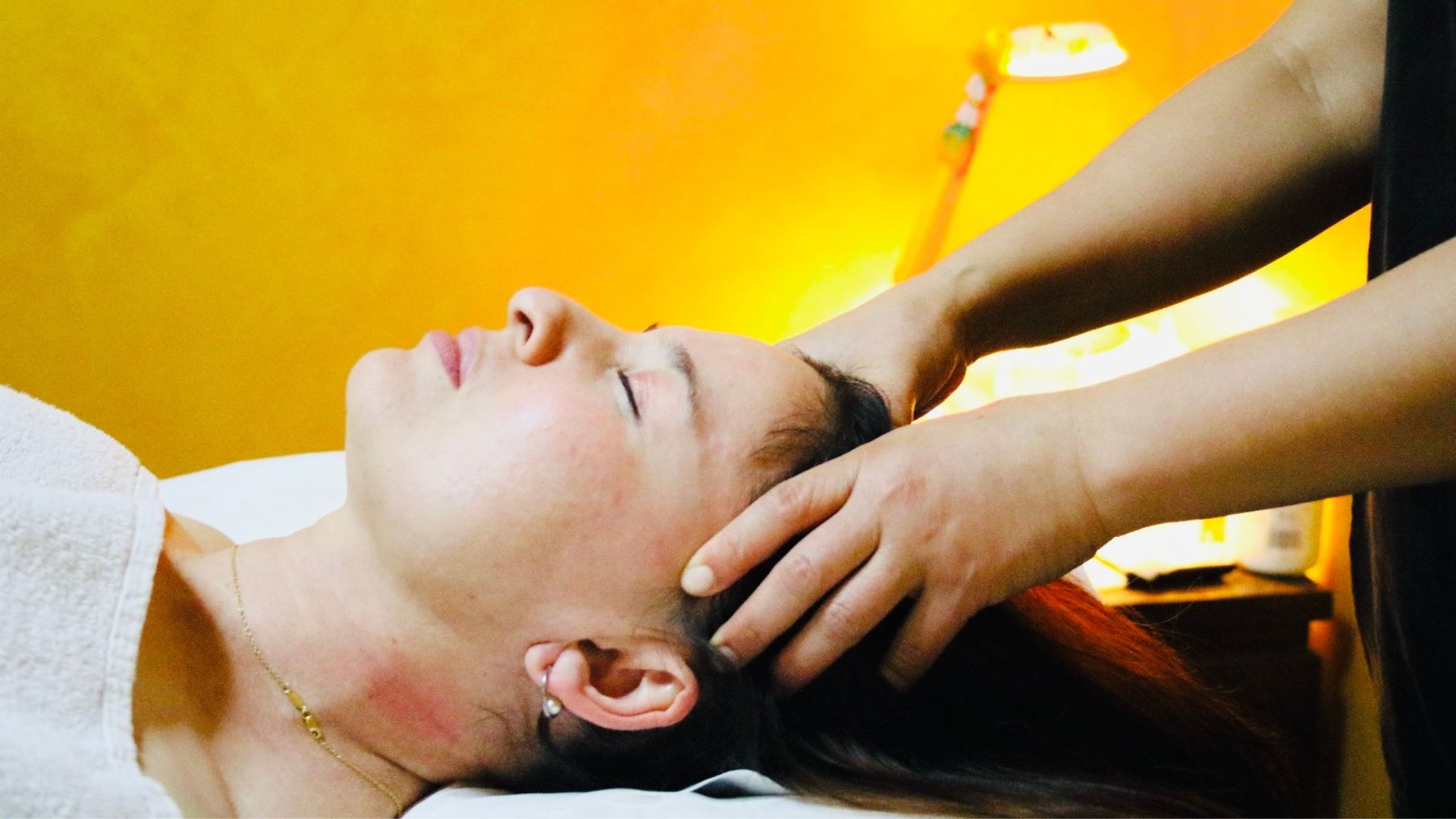 Guida pratica su come usare la digitopressione per migliorare il mal di testa